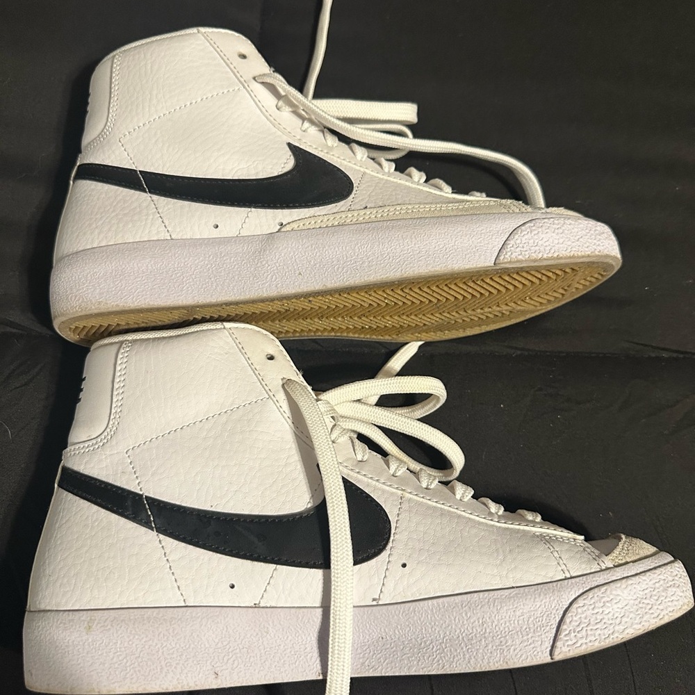 Nike - Picture 3 of 5